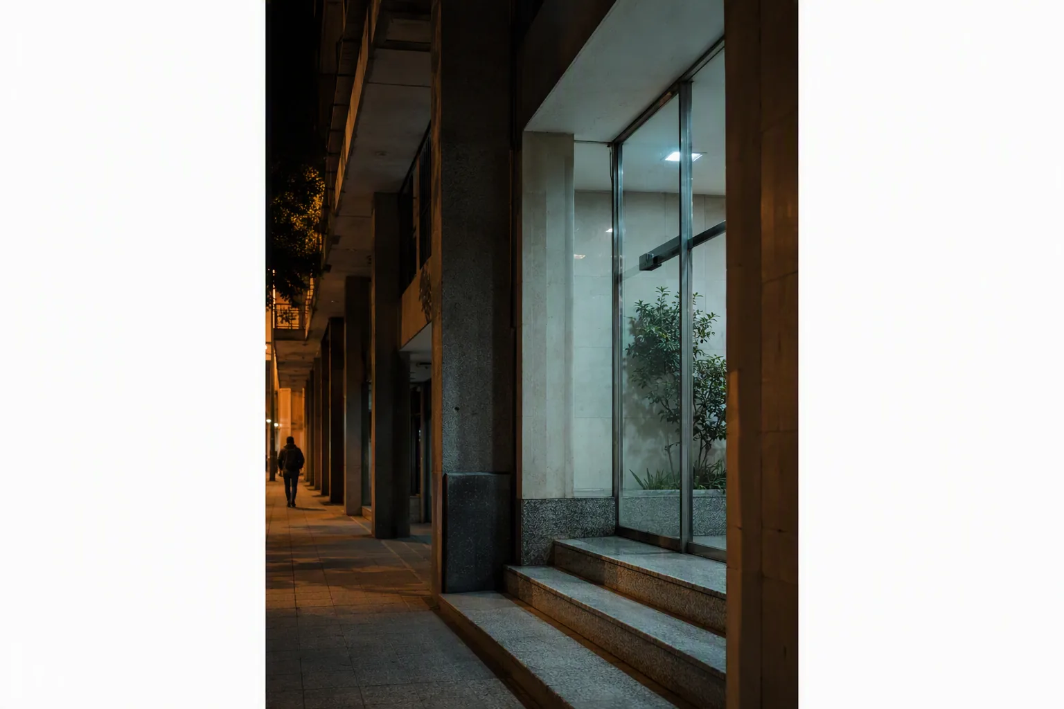 Umbral de arquitectura contemporánea iluminado durante la noche
